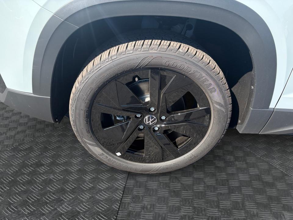 2027 Volkswagen Taos SE Black