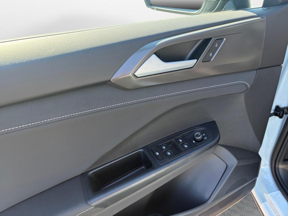 2027 Volkswagen Taos SE Black