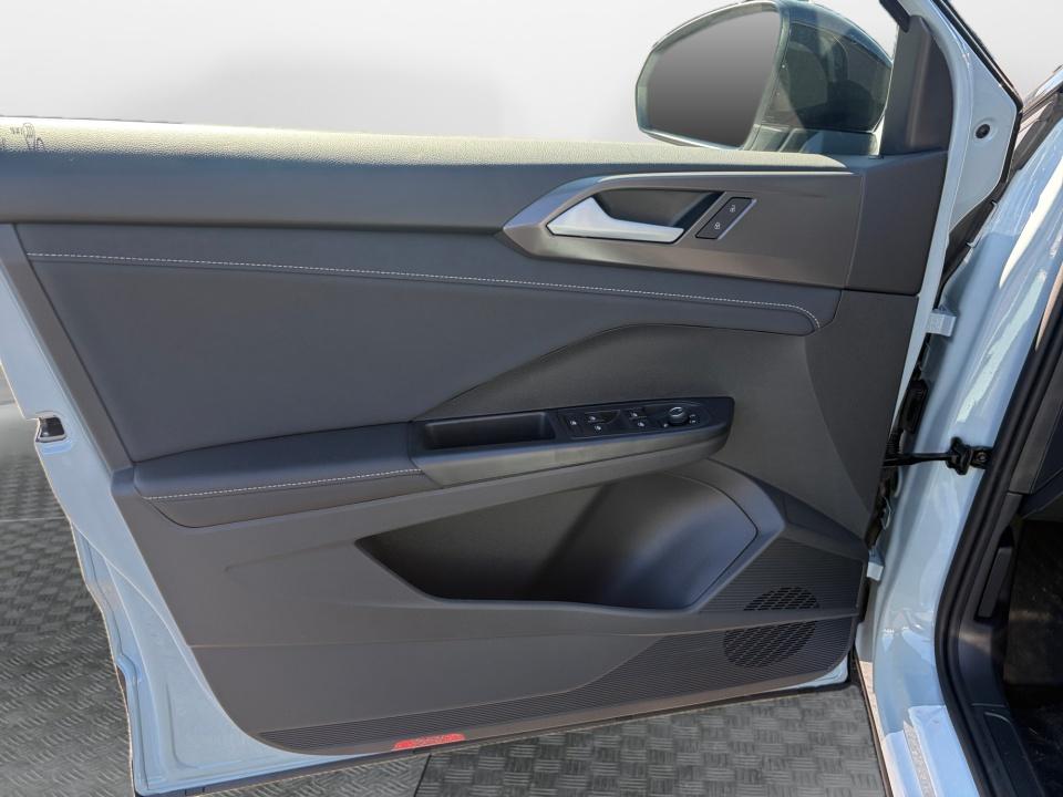 2027 Volkswagen Taos SE Black