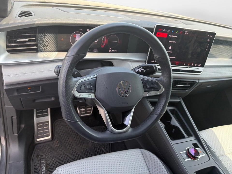 2025 Volkswagen Tiguan 2.0T SE R-Line Black