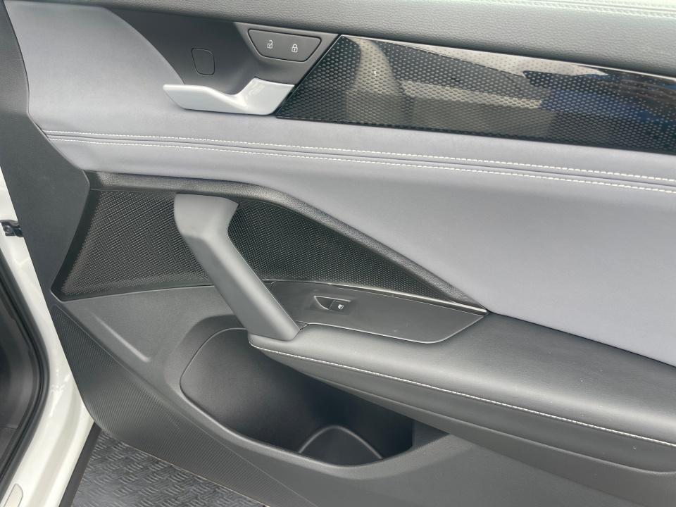 2025 Volkswagen Tiguan SE R-Line Black