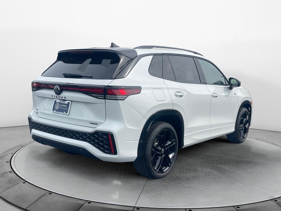 2025 Volkswagen Tiguan SE R-Line Black