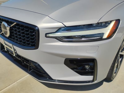 2024 Volvo S60 Plus Dark Theme