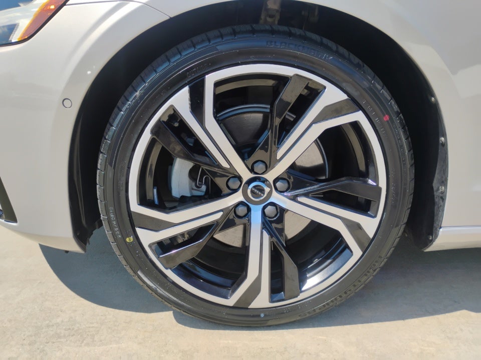 2024 Volvo S60 Plus Dark Theme