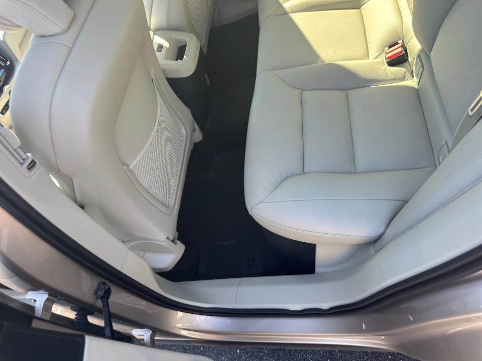 2024 Volvo XC60 Plus Dark Theme