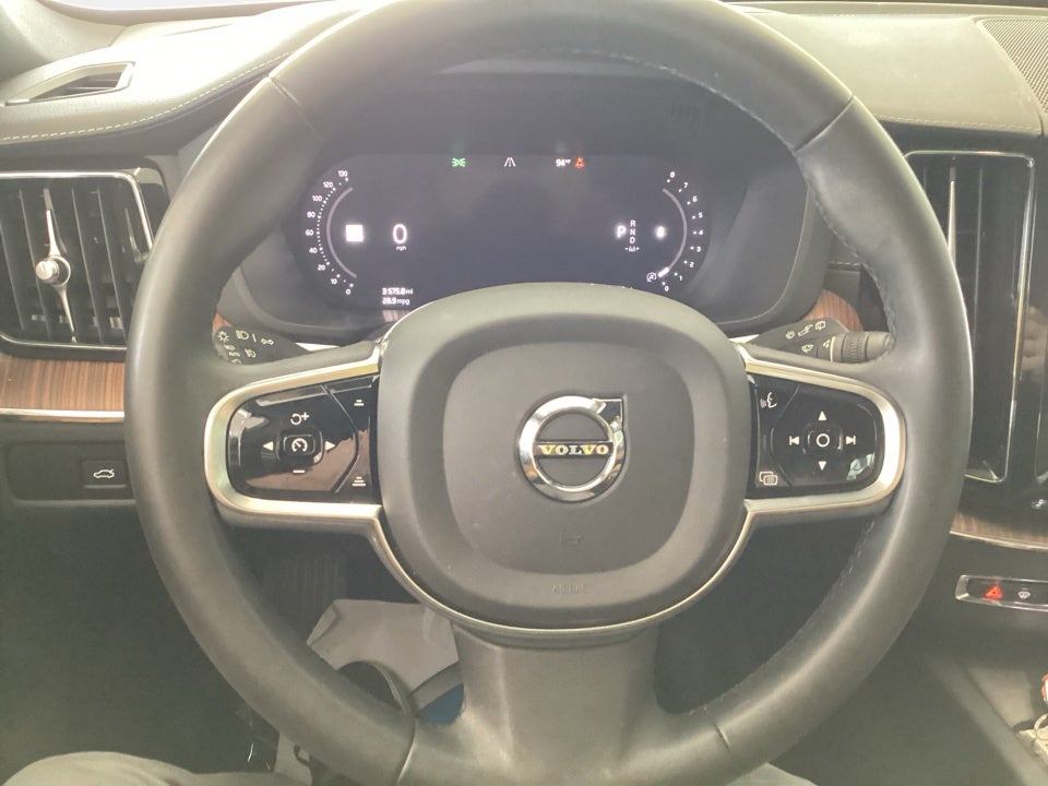 2023 Volvo XC60 B5 Ultimate Dark Theme
