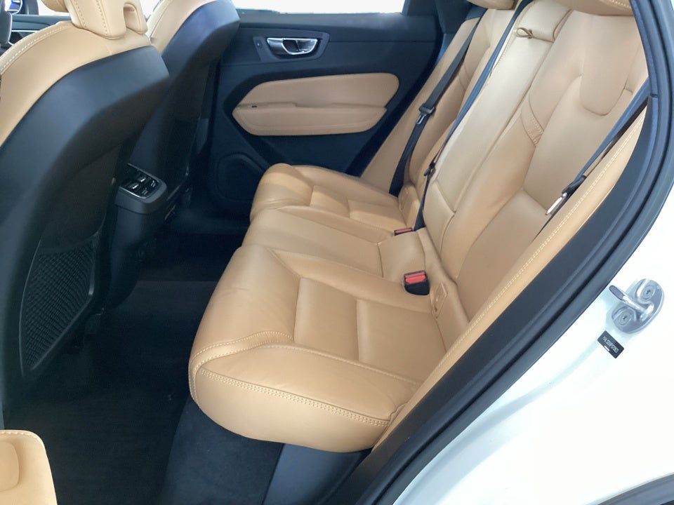 2023 Volvo XC60 B5 Ultimate Dark Theme