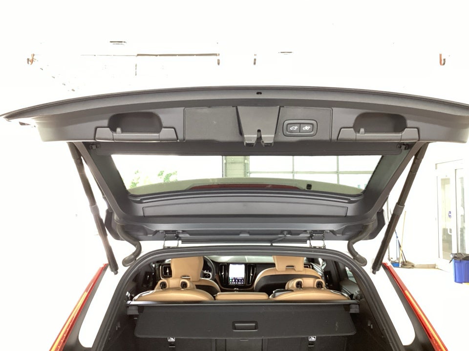 2023 Volvo XC60 B5 Ultimate Dark Theme