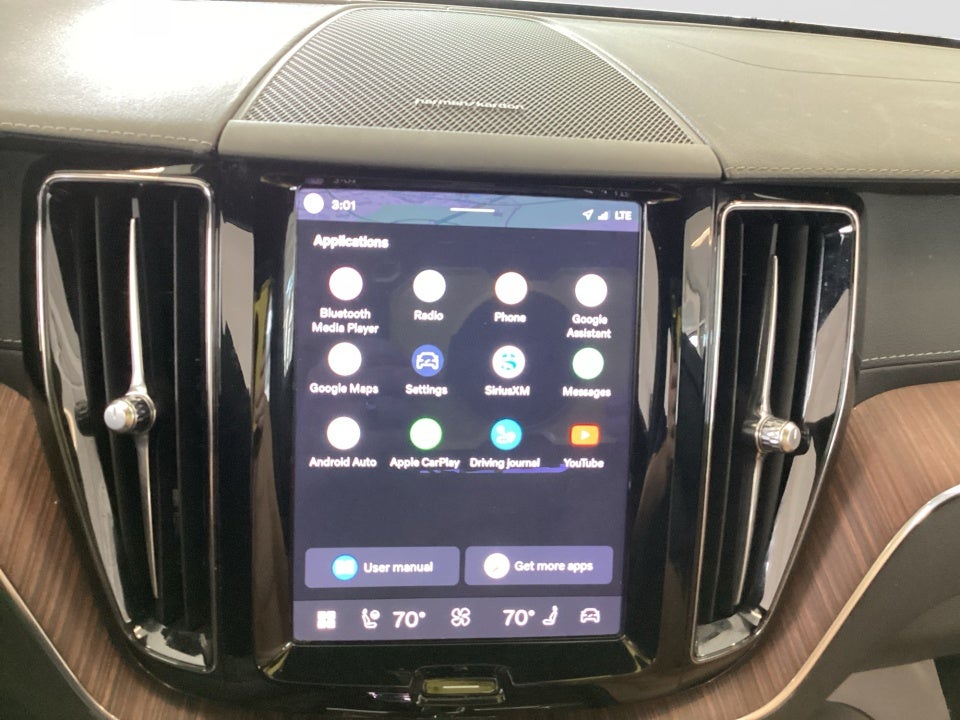 2023 Volvo XC60 B5 Ultimate Dark Theme