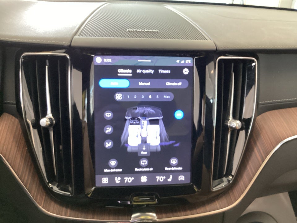 2023 Volvo XC60 B5 Ultimate Dark Theme