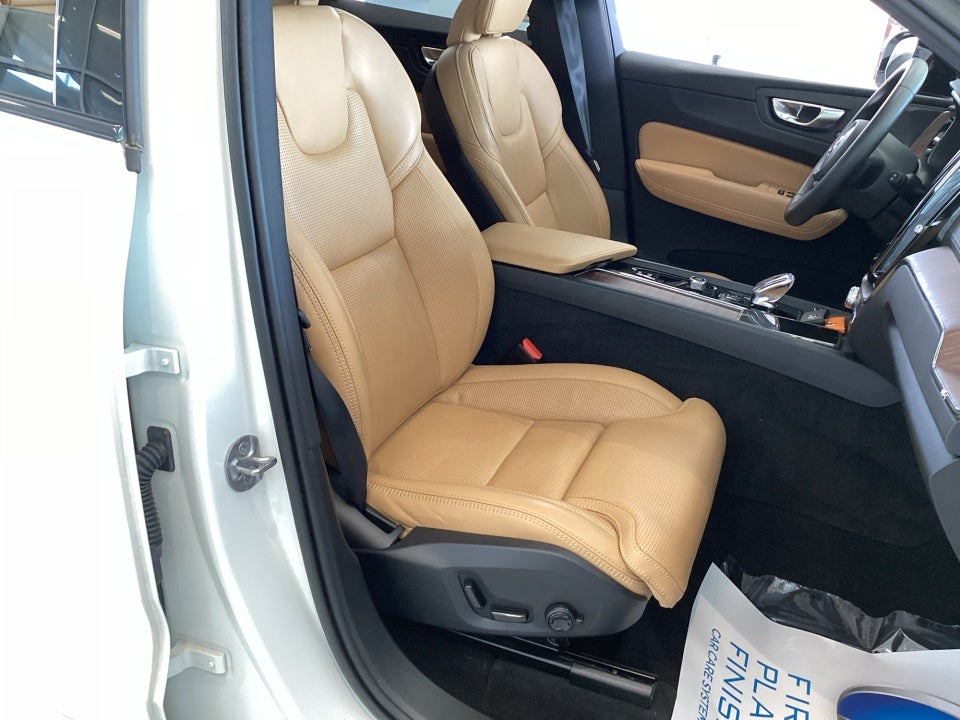 2023 Volvo XC60 B5 Ultimate Dark Theme