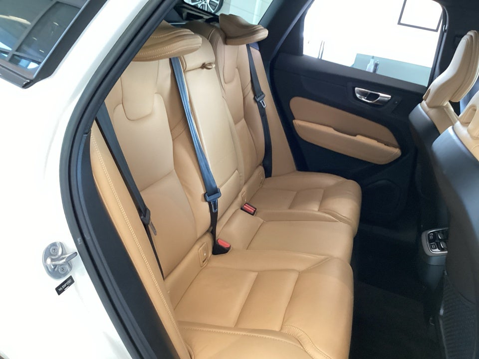 2023 Volvo XC60 B5 Ultimate Dark Theme