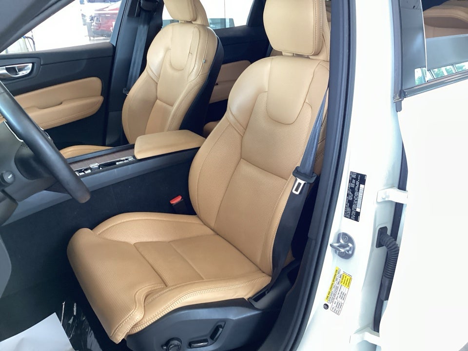 2023 Volvo XC60 B5 Ultimate Dark Theme
