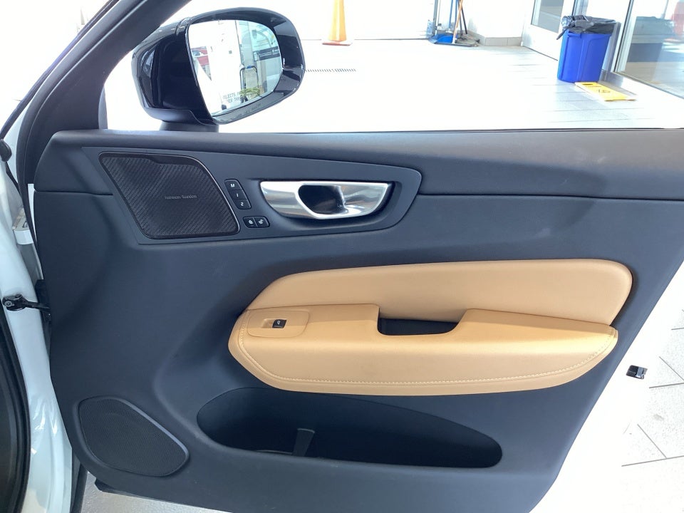 2023 Volvo XC60 B5 Ultimate Dark Theme