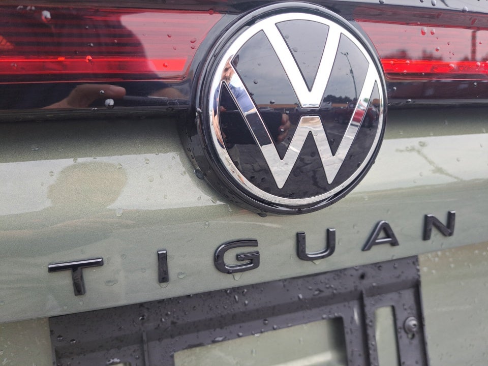 2025 Volkswagen Tiguan SE R-Line Black