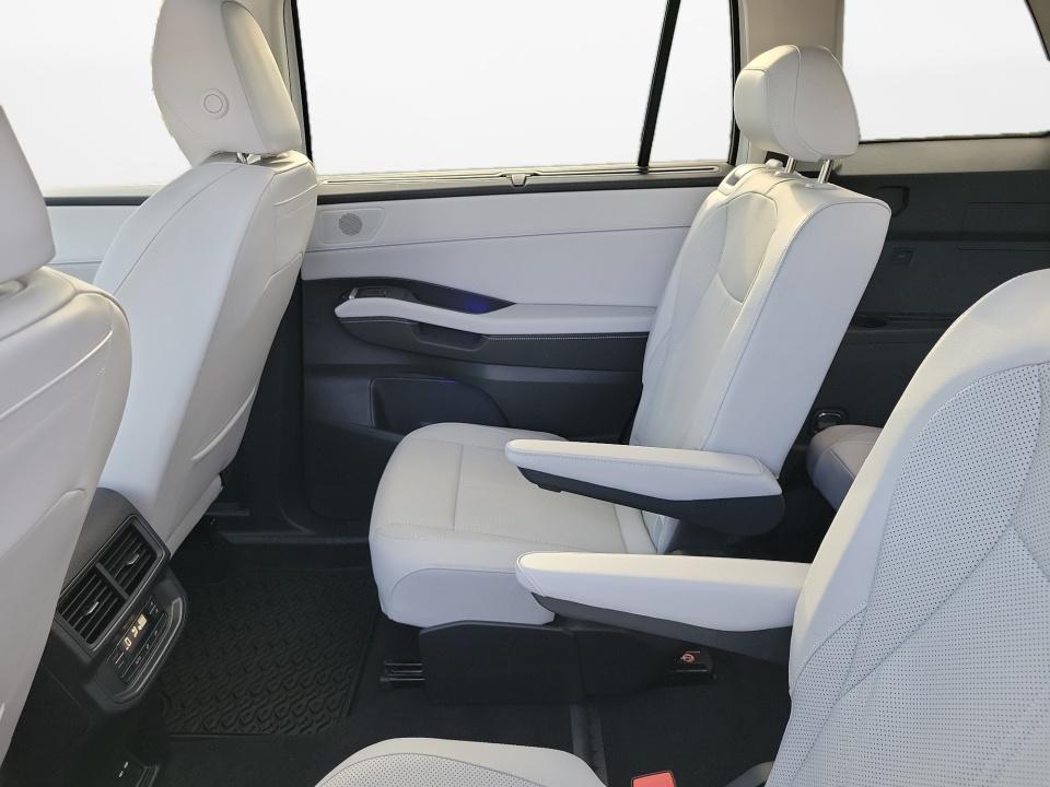 2027 Volkswagen Atlas SE w/Technology