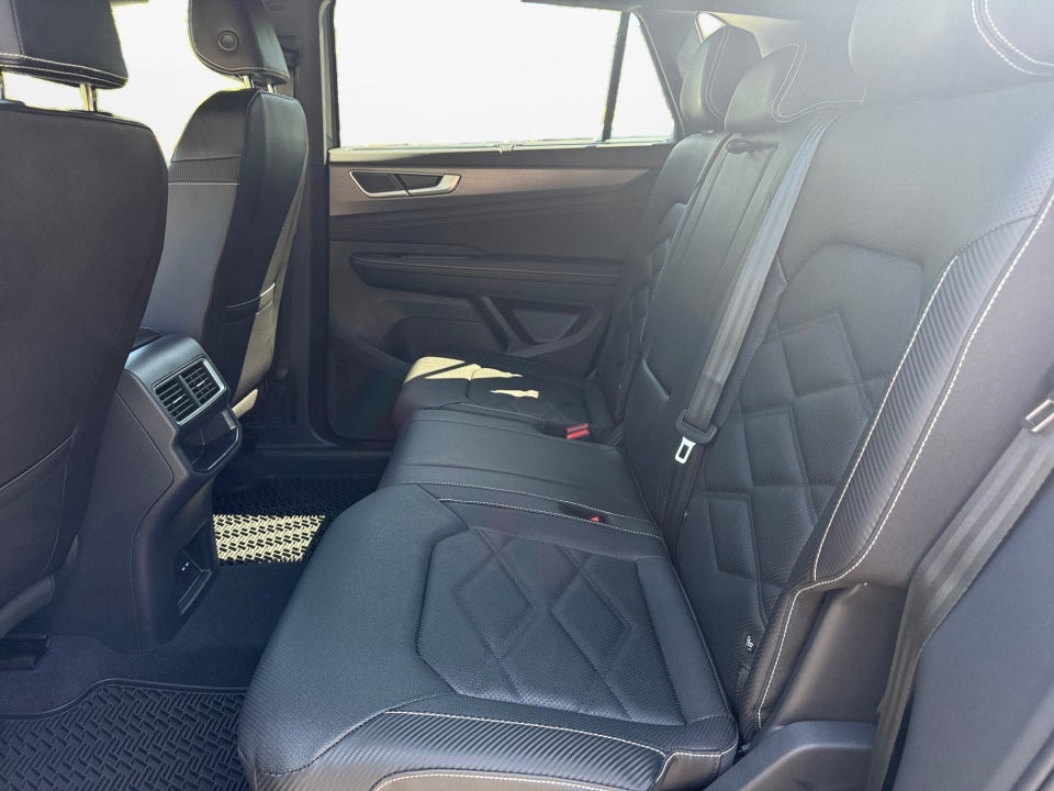 2026 Volkswagen Atlas Cross Sport SE with Technology