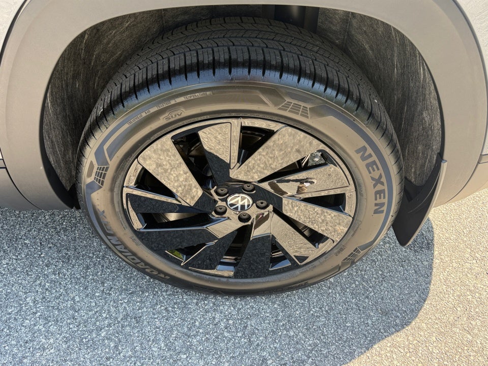 2026 Volkswagen Atlas Cross Sport SE with Technology