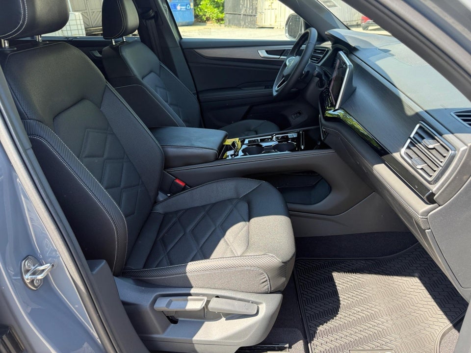 2026 Volkswagen Atlas Cross Sport SE with Technology