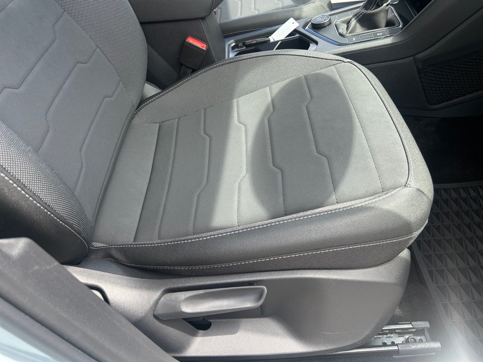 2025 Volkswagen Taos SE Black