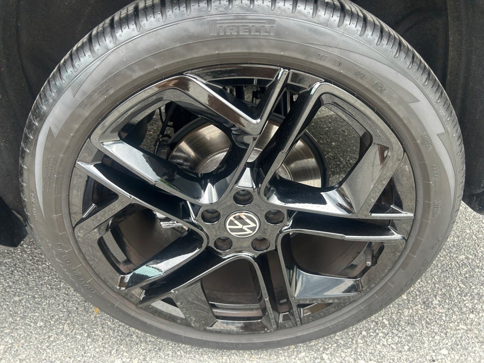 2025 Volkswagen Tiguan SE R-Line Black
