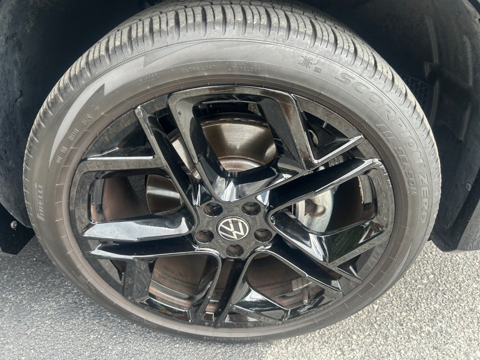 2025 Volkswagen Tiguan SE R-Line Black