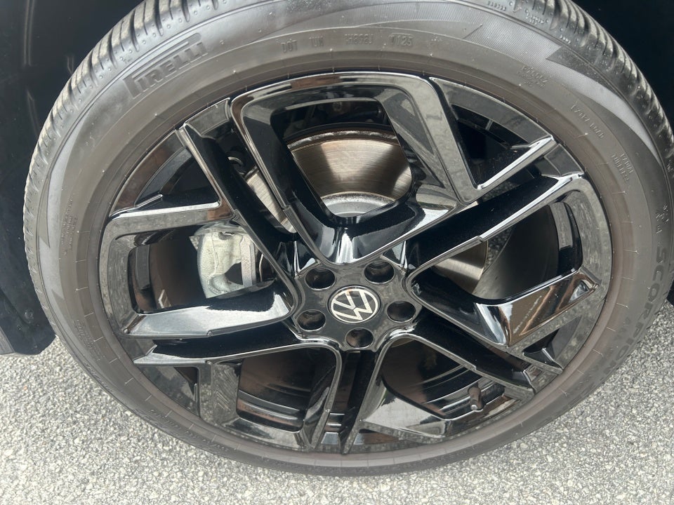 2025 Volkswagen Tiguan SE R-Line Black