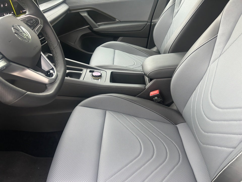 2025 Volkswagen Tiguan SE R-Line Black