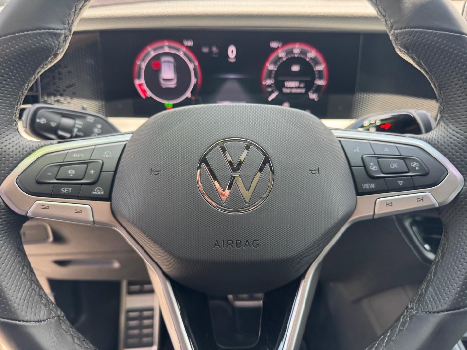 2025 Volkswagen Tiguan SE R-Line Black