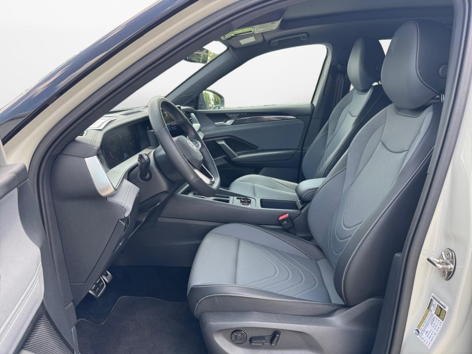2025 Volkswagen Tiguan SE R-Line Black