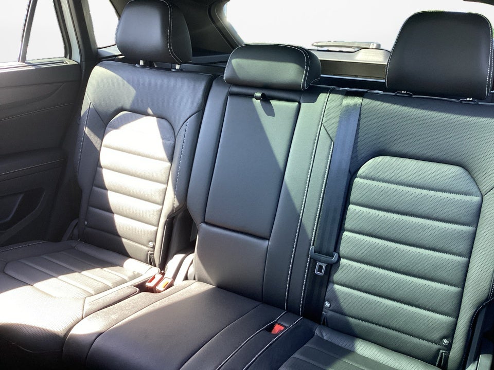 2026 Volkswagen Atlas Cross Sport SEL R-Line Black