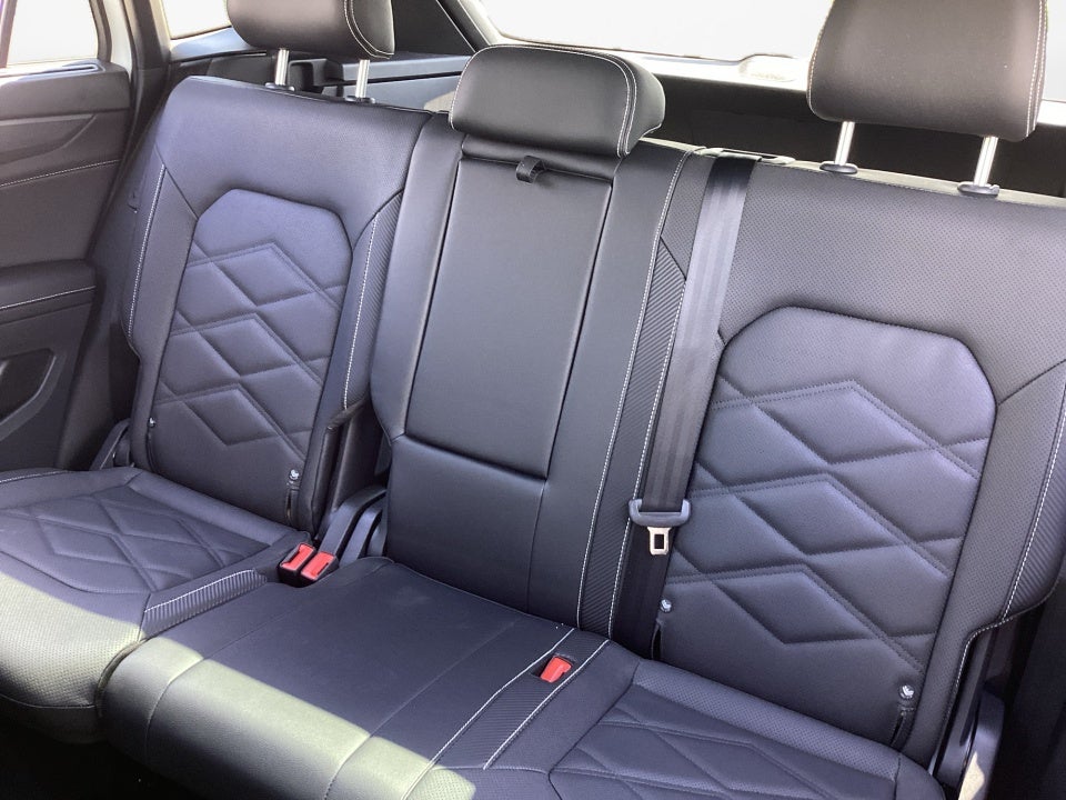 2026 Volkswagen Atlas Cross Sport SE with Technology