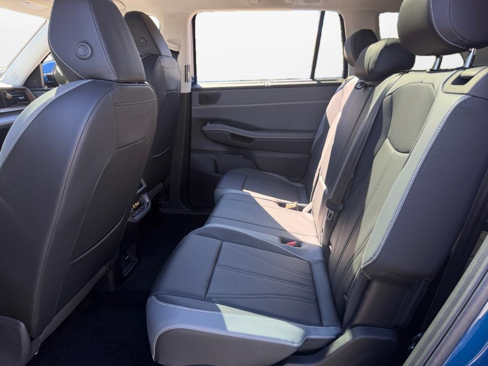 2027 Volkswagen Atlas SE w/Technology