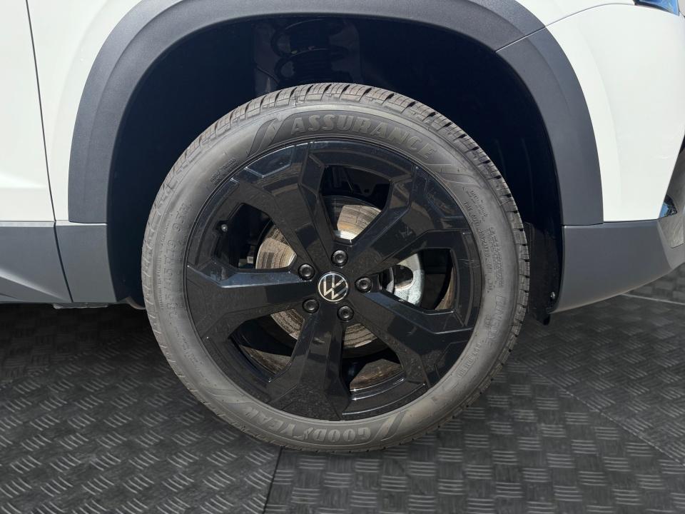 2027 Volkswagen Taos SE Black