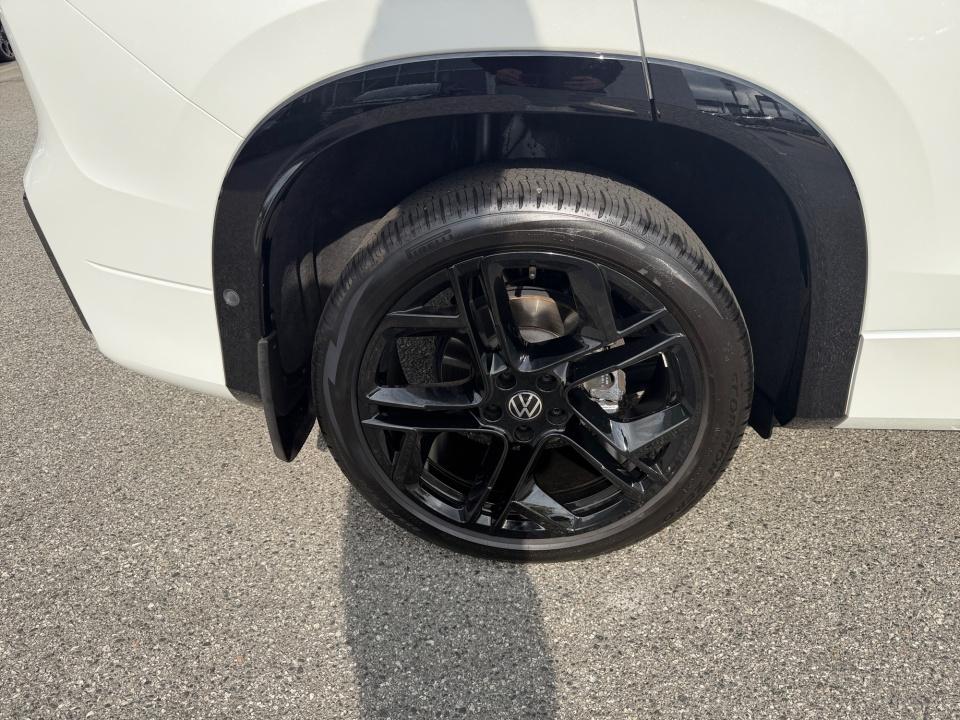 2025 Volkswagen Tiguan SE R-Line Black