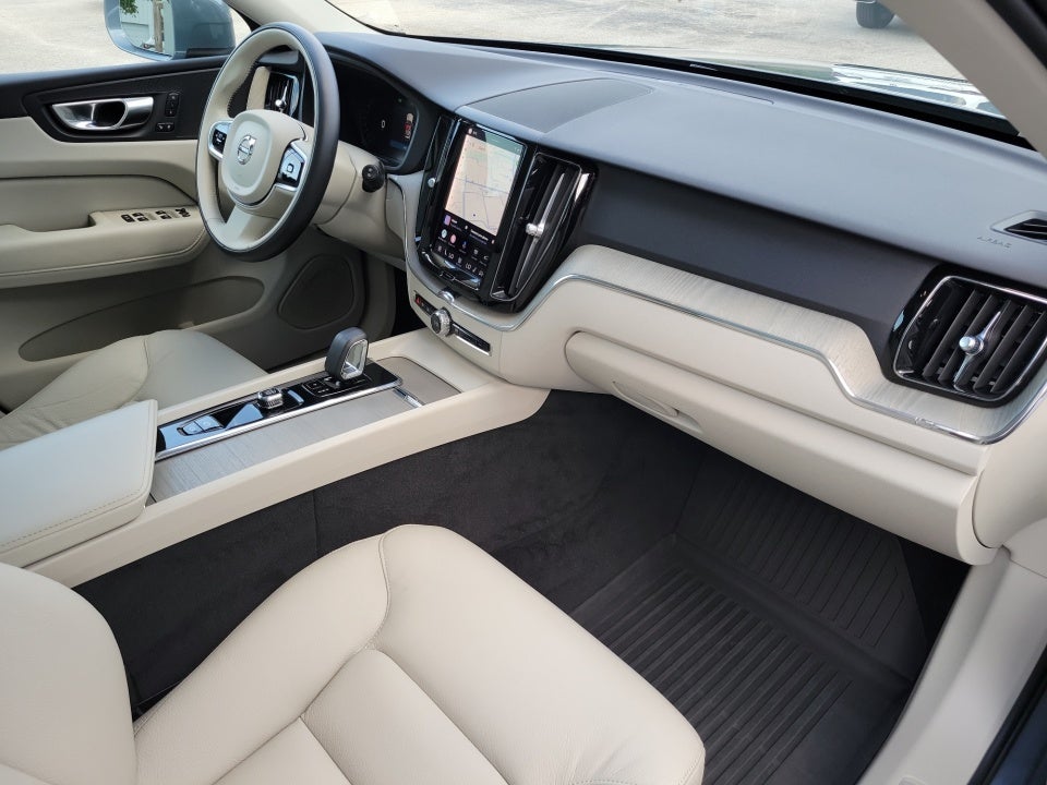 2023 Volvo XC60 Plus Bright Theme