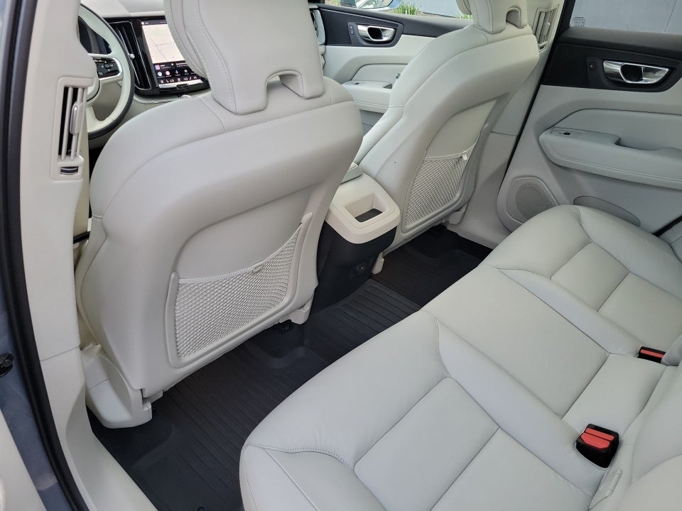 2023 Volvo XC60 Plus Bright Theme