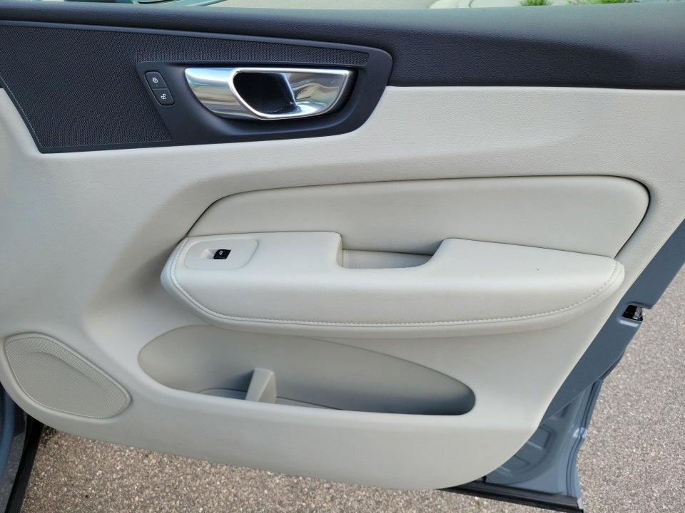 2023 Volvo XC60 Plus Bright Theme
