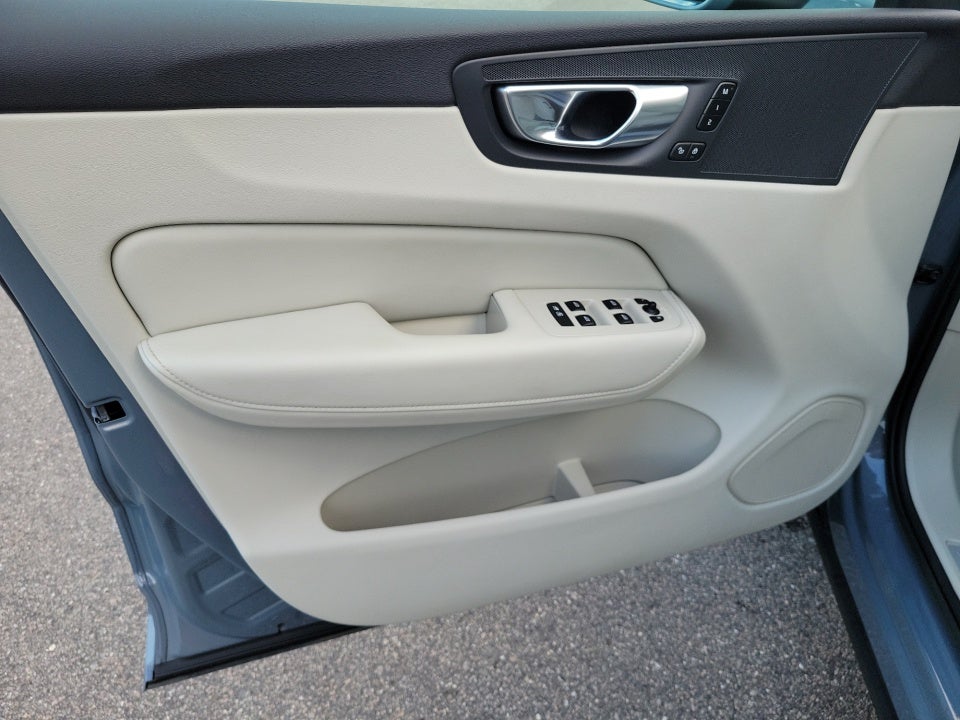 2023 Volvo XC60 Plus Bright Theme