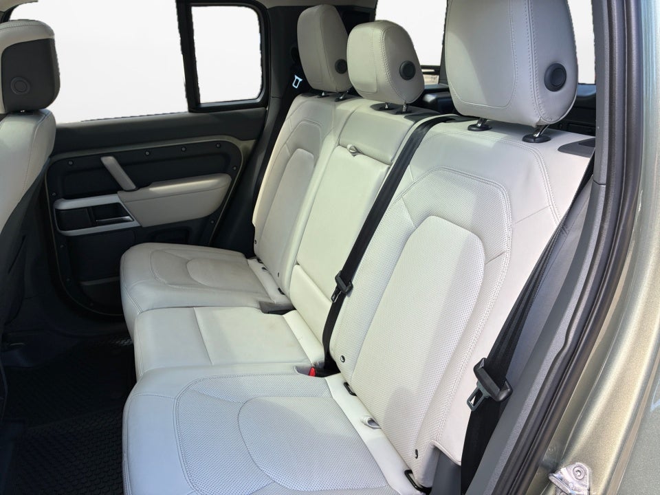 2023 Land Rover Defender SE