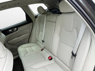 2022 Volvo XC60 Momentum